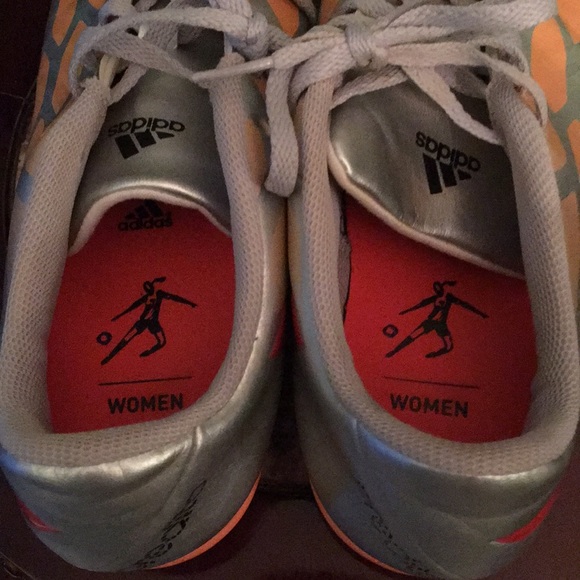 Woman’s Adidas soccer shoes great condition - Picture 5 of 7